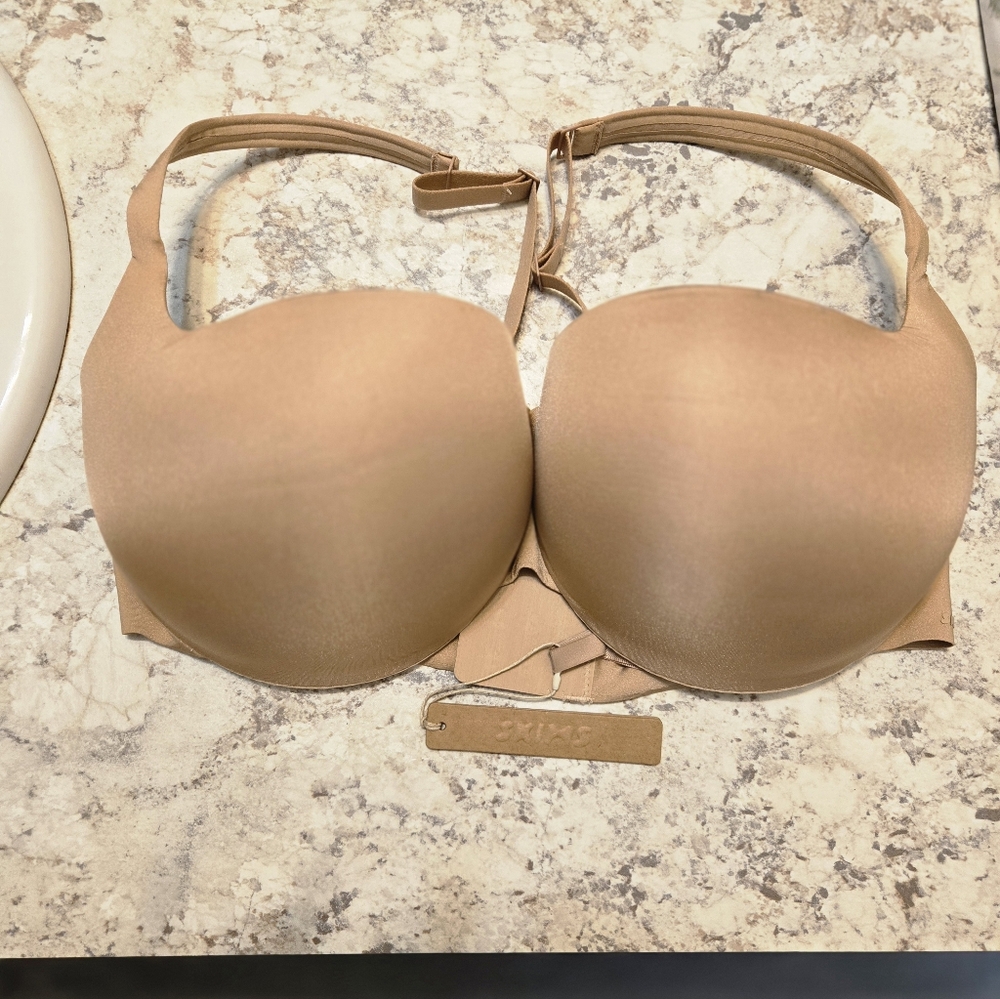 SKIMS Nude Toned Smooth Underwire Bra - Picture 6 of 6